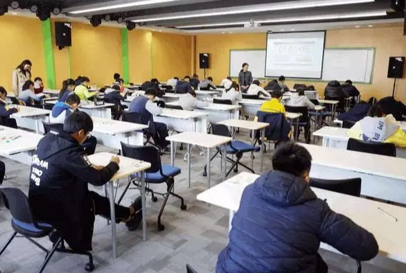 报名2025年四川自考专科的条件与要求是什么 会受到限制吗